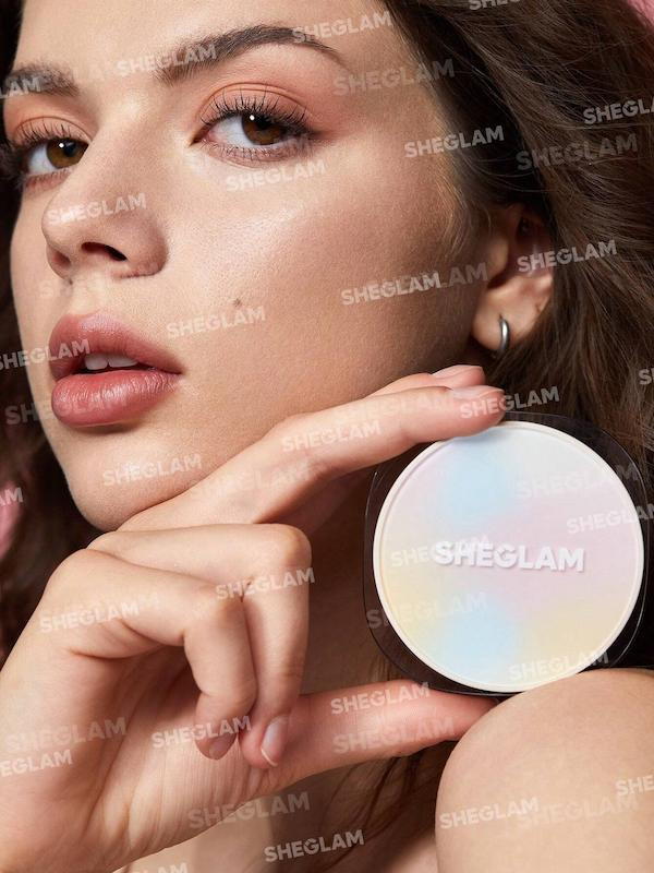 نزدیکنمایی از پودر Radiance Ring در دست، فروشگاه آرایشی و بهداشتی ویونا