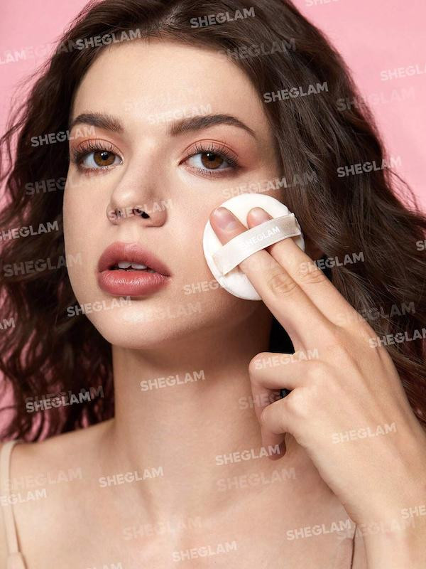 محصول Radiance Ring 3-in-1 شیگلم در کنار ابزار آرایشی، فروشگاه آرایشی و بهداشتی ویونا