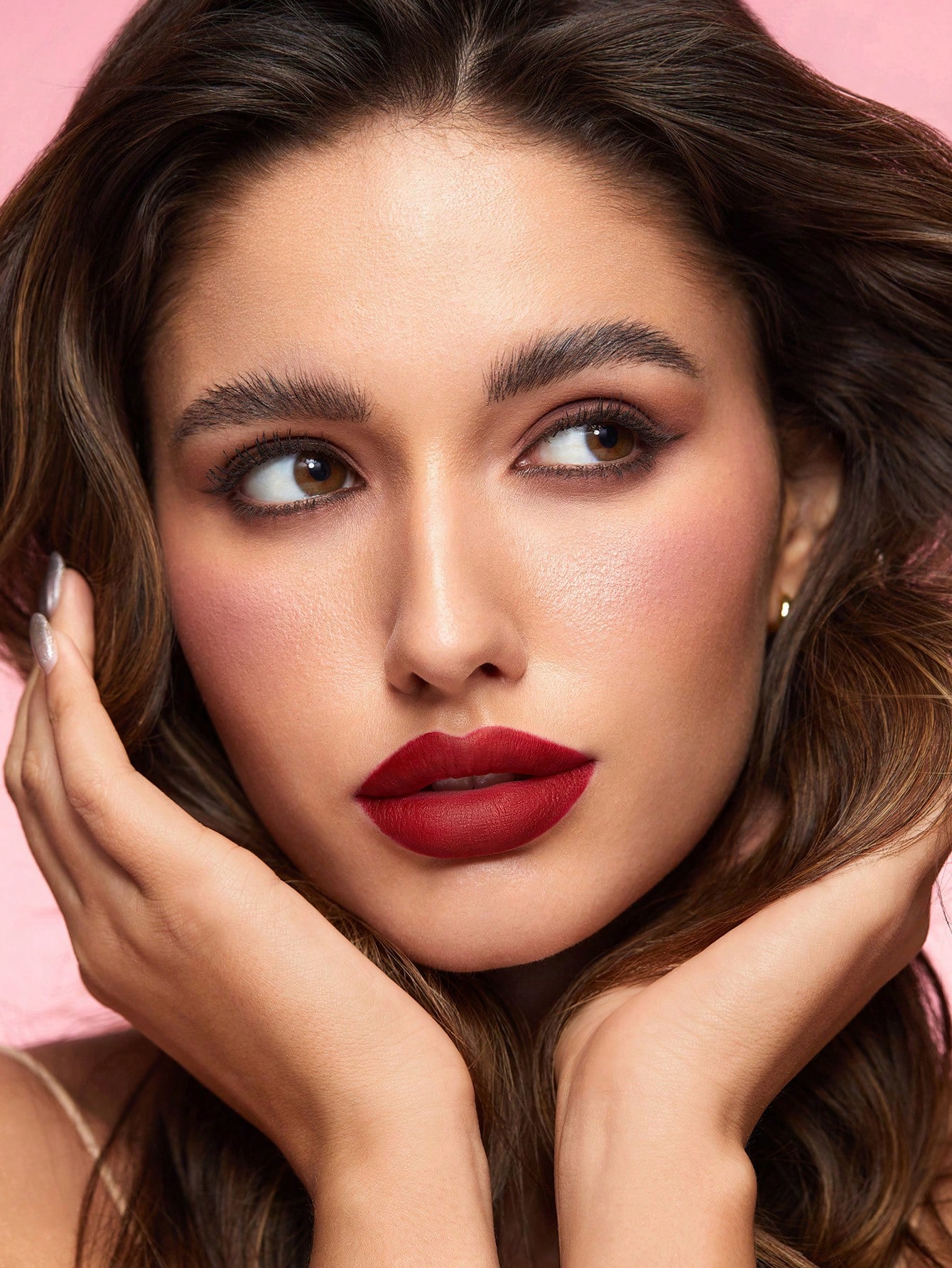 رژ لب مات شیگلم رنگ Crimson قرمز عمیق - فروشگاه آرایشی و بهداشتی ویونا بهترین فروشگاه اینترنتی