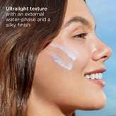 کرم ضدآفتاب بدون رنگ فیوژن واتر مجیک SPF50 | آرایشی بهداشتی ویونا